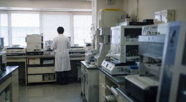 検査室で業務にあたる臨床検査技師の後ろ姿