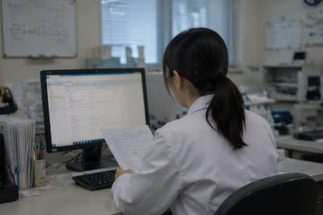 求人情報を確認する臨床検査技師