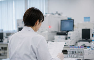 検査室で検査データを確認する臨床検査技師