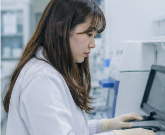 検査室で静かに業務を行う臨床検査技師