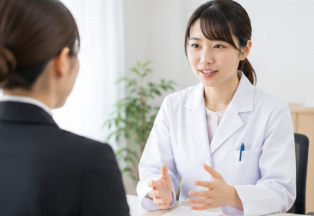 面接で仕事内容や条件を確認する臨床検査技師